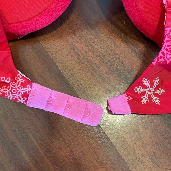 Victoria’s Secret Push-Up Bra 32C - Picture 2 of 3